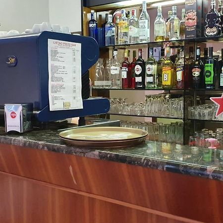 Hotel Eleonora Римини Екстериор снимка