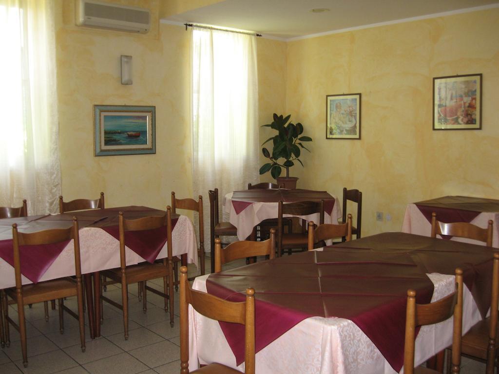 Hotel Eleonora Римини Екстериор снимка