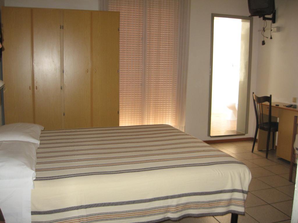 Hotel Eleonora Римини Стая снимка