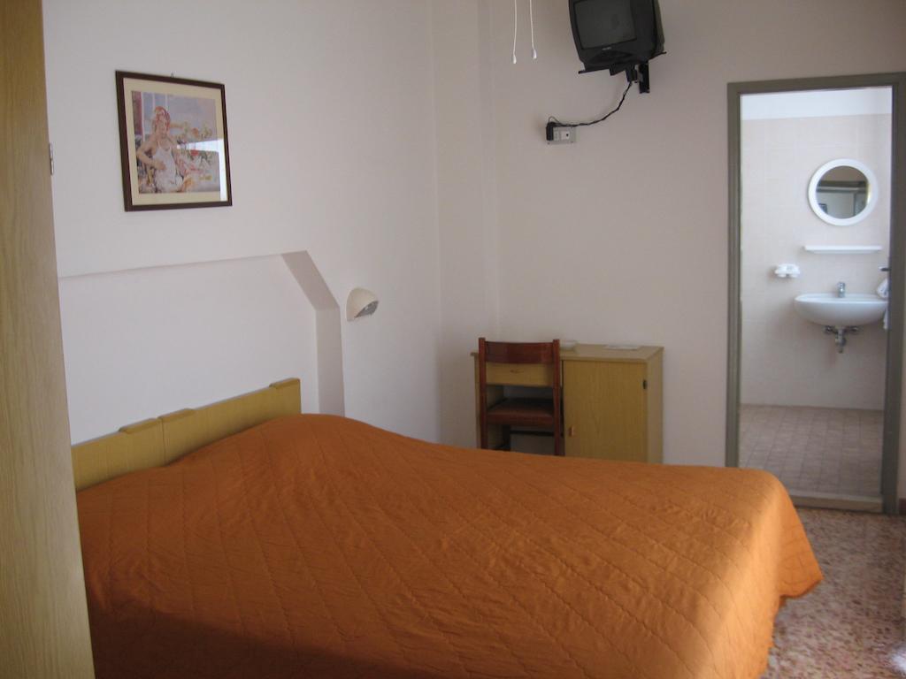 Hotel Eleonora Римини Стая снимка