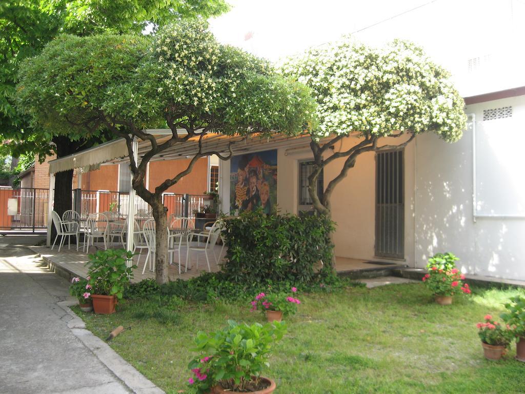Hotel Eleonora Римини Екстериор снимка