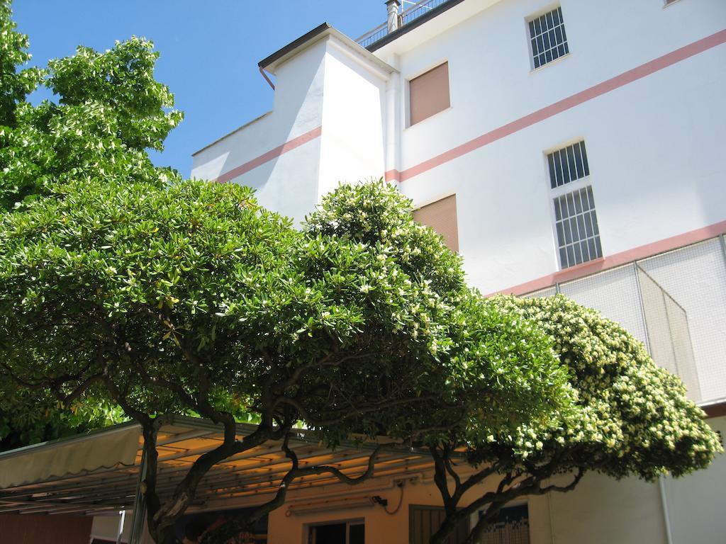 Hotel Eleonora Римини Екстериор снимка