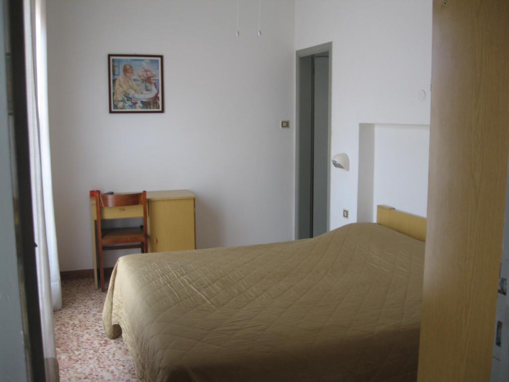 Hotel Eleonora Римини Стая снимка