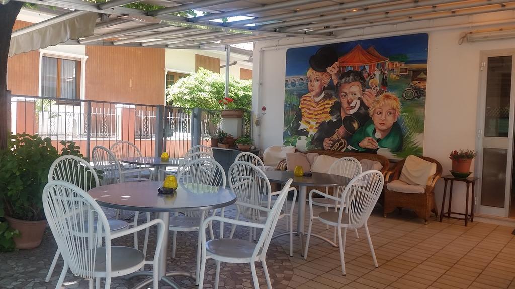 Hotel Eleonora Римини Екстериор снимка