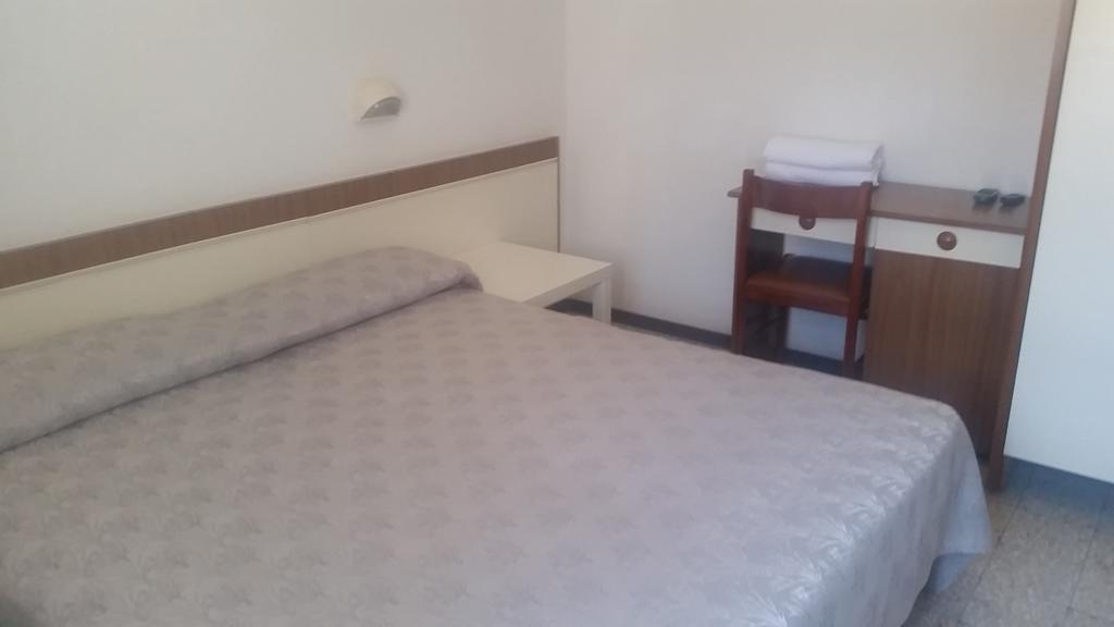 Hotel Eleonora Римини Екстериор снимка