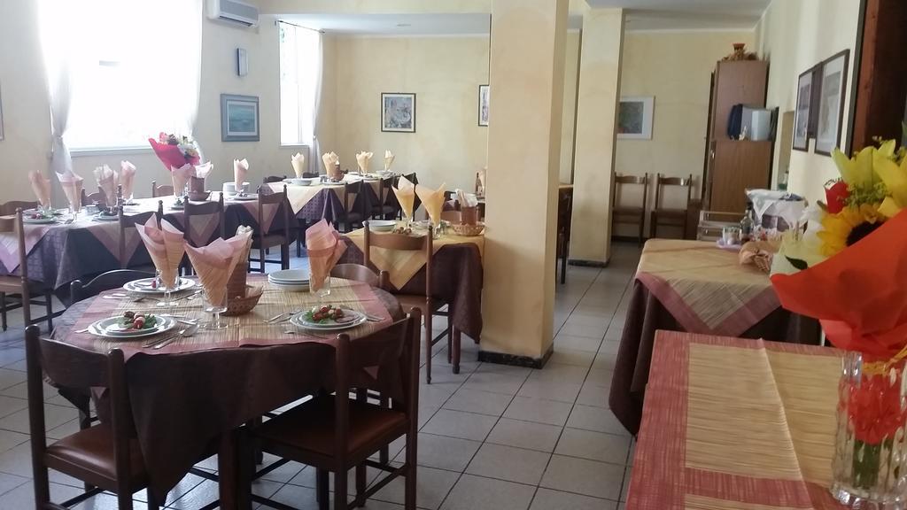 Hotel Eleonora Римини Екстериор снимка