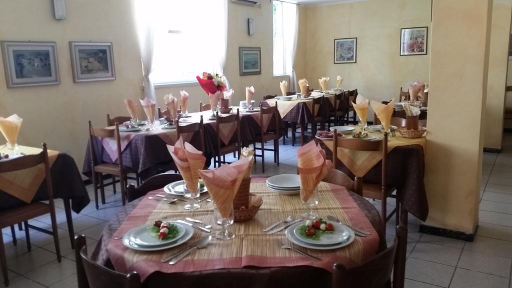 Hotel Eleonora Римини Екстериор снимка